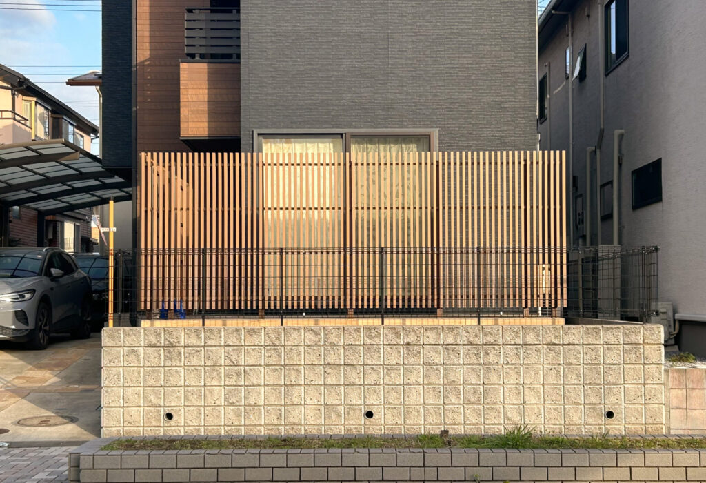 コンクリートブロックの塀と木格子の組み合わせ
