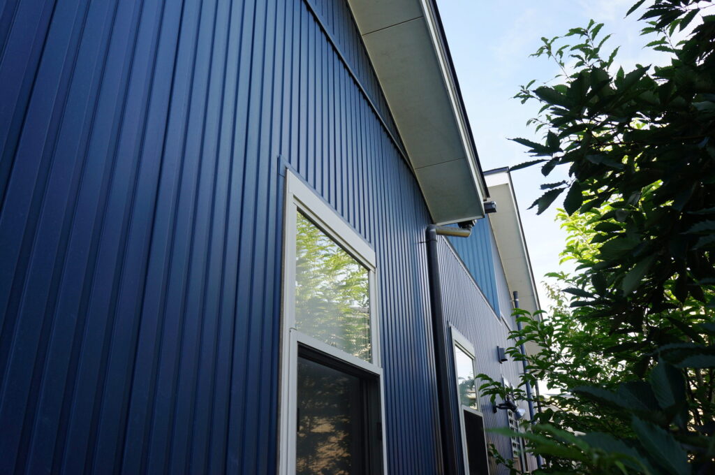 紺と木の箱型モダン 施工後