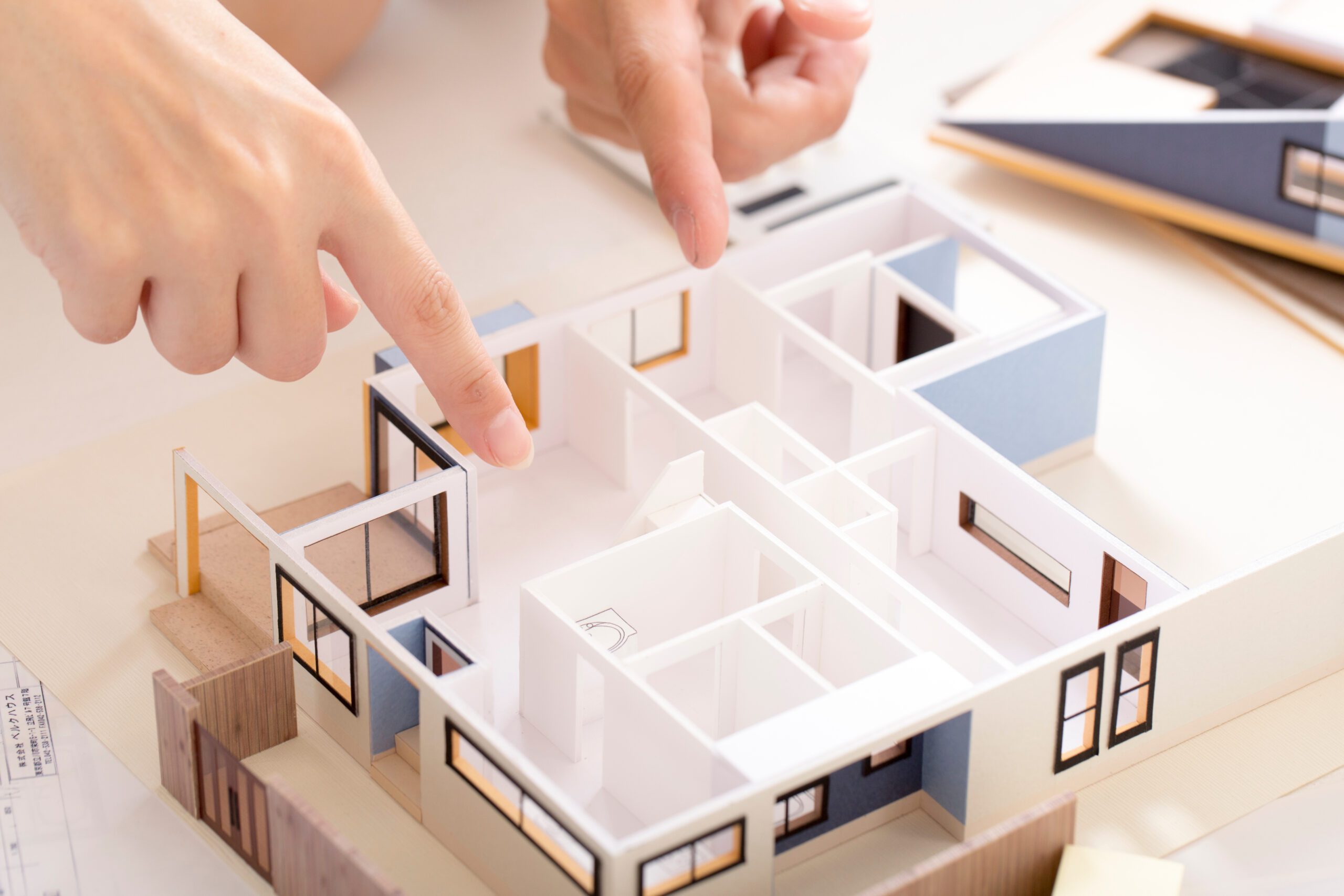 間取りを検討する白いスタディ模型と図面