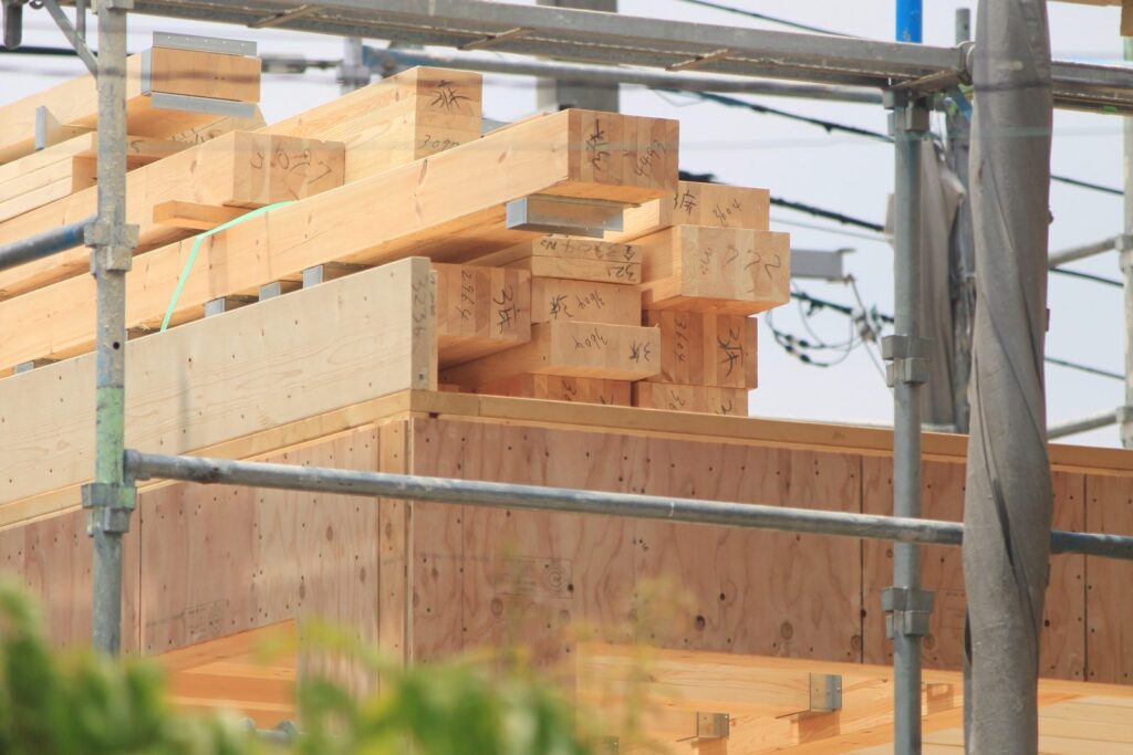 構造材の搬入と建方