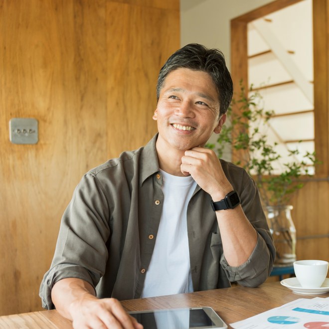 打ち放しコンクリートの大開口の家に住まわれる40代のお施主様（デモ）
