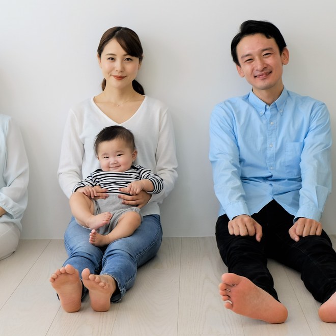 白い箱の家に住まわれるご家族（デモ）