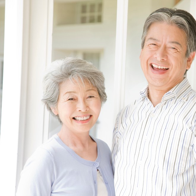 紺と木の家に住まわれるご夫婦（デモ）