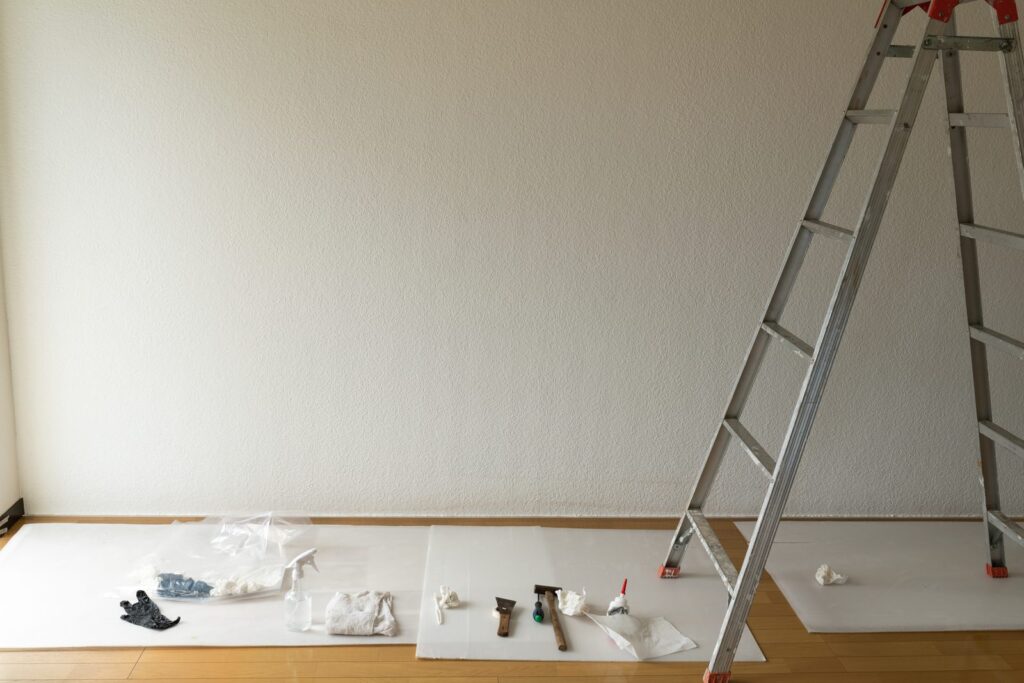 内装の下地を整え、白の仕上げへ
